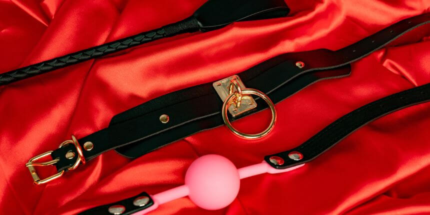 BDSM eszközök kiterítve - Szexáruház.hu szex shop