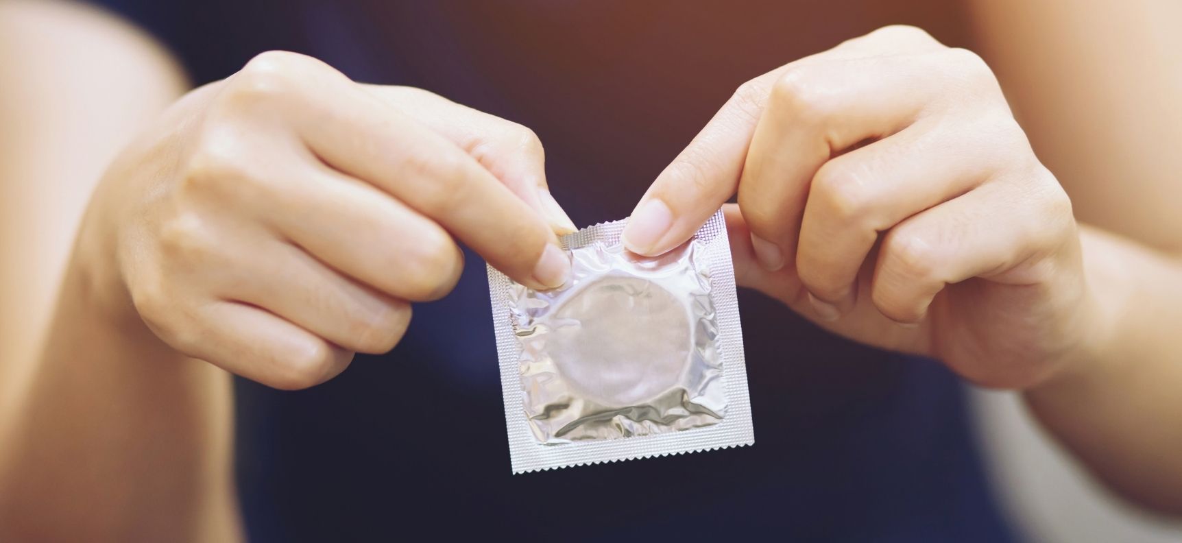 Különböző típusú óvszerek, beleértve az ízesített, extra vékony és bordázott változatokat, a szexuális egészség védelme érdekében - szexaruhaz.hu szex shop