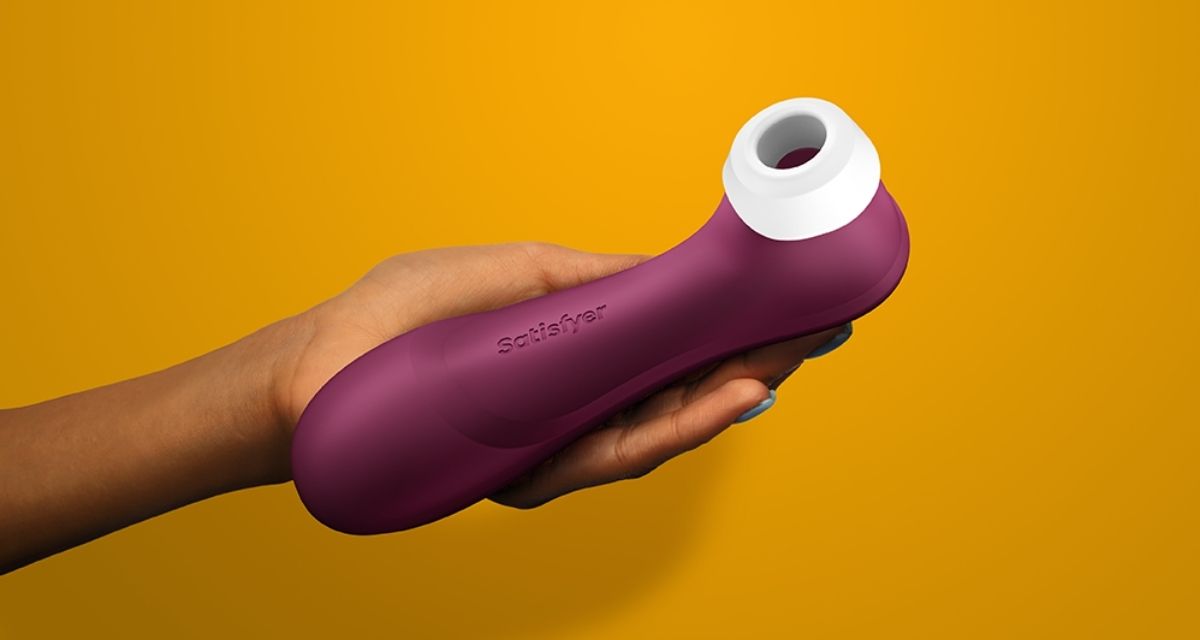 Női kézben egy Satisfyer Pro 2 vibrátor – szexaruhaz.hu szex shop